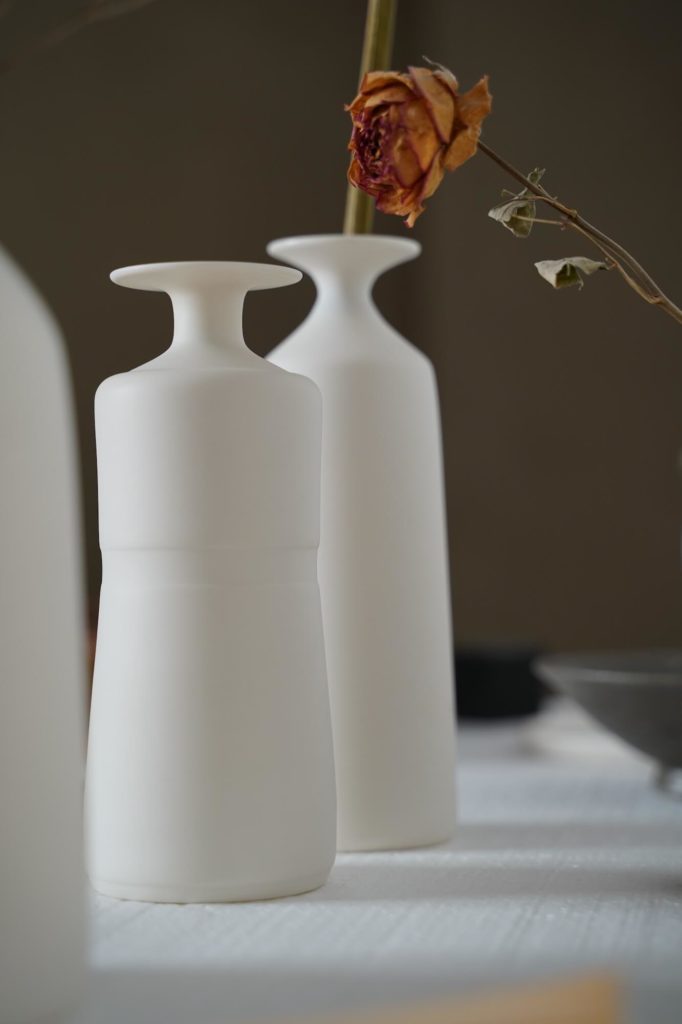 Studio Cúze ceramics yasuhiro cuze flower vase white plain